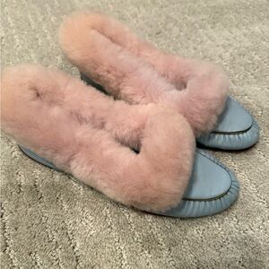 Vintage Kerrybrooke women’s blue leather, fur trimmed slippers, size 7
